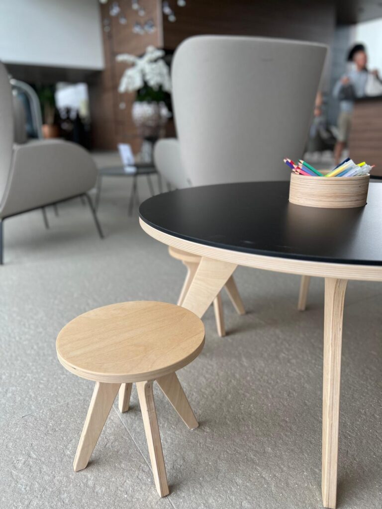 Salon avec table basse et tabouret en bois.
