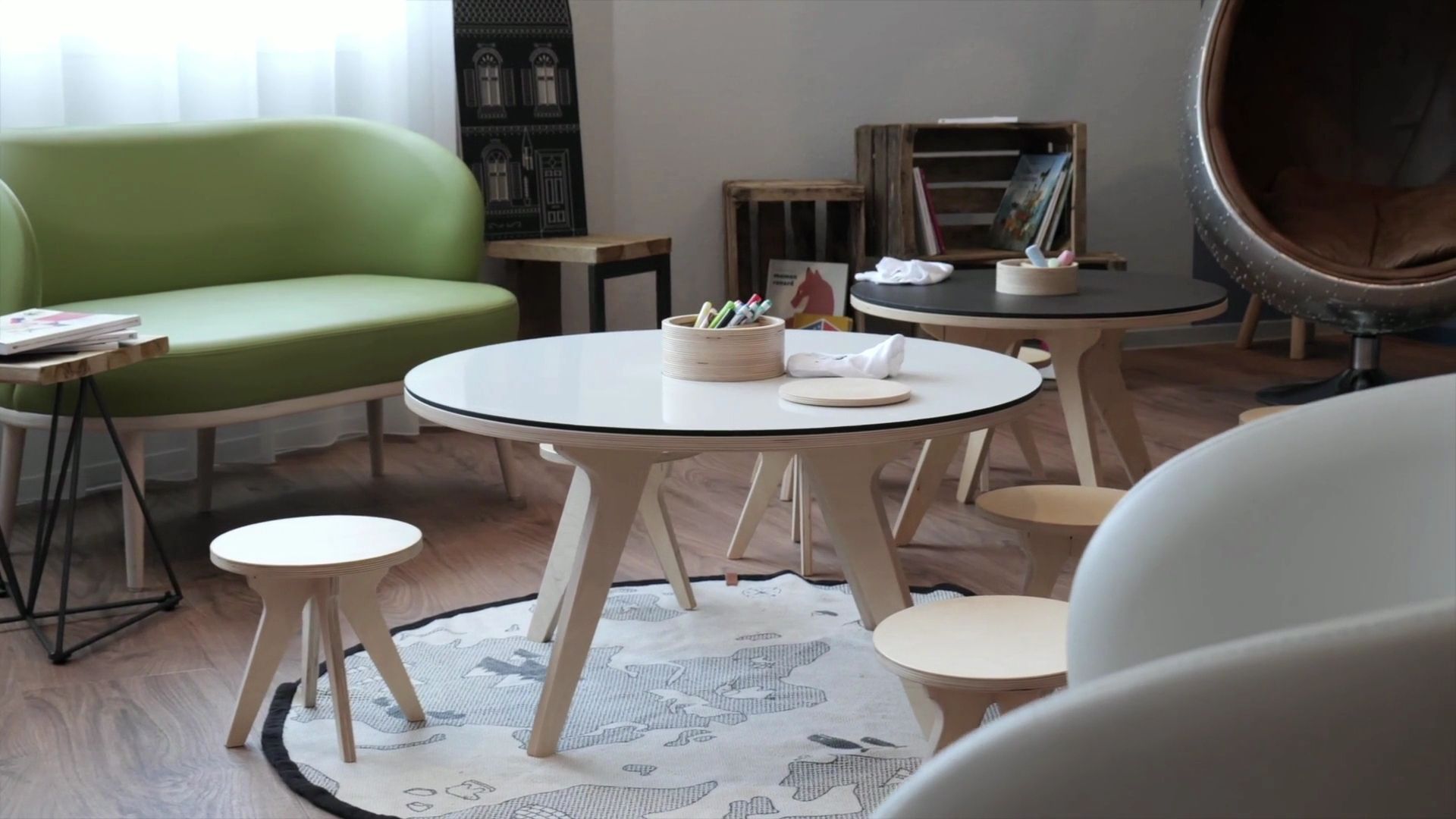 Salon moderne avec meubles en bois