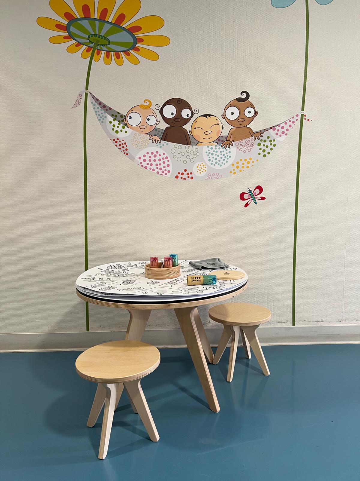 Salle de jeux décorée avec dessin de hamac.
